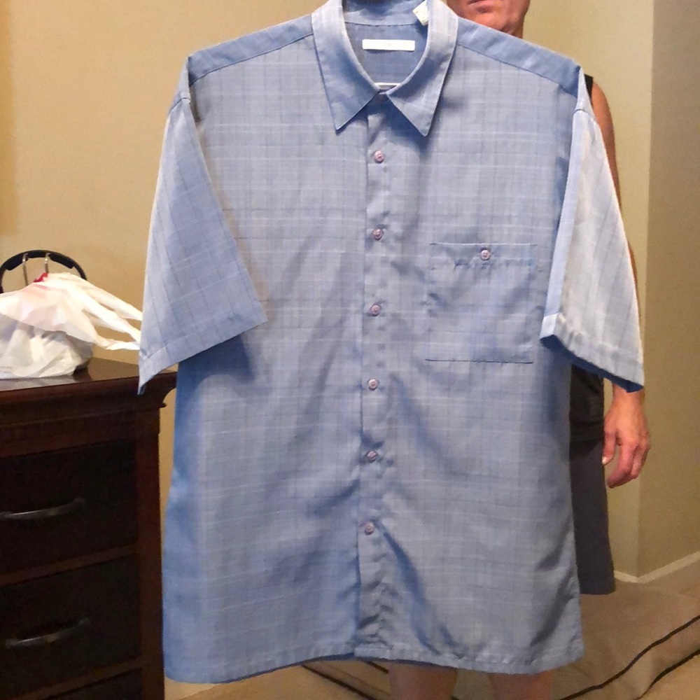Men’s shirt sleeve button down